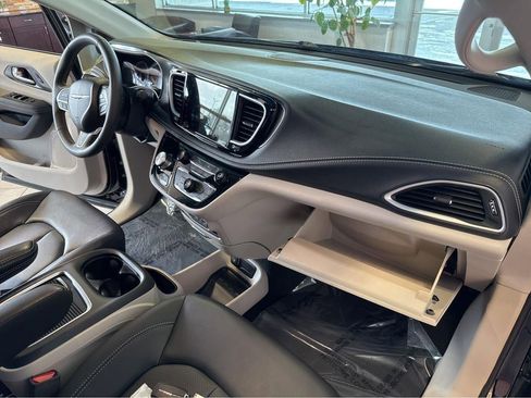 Used 2024 Chrysler Pacifica Touring-L image 27
