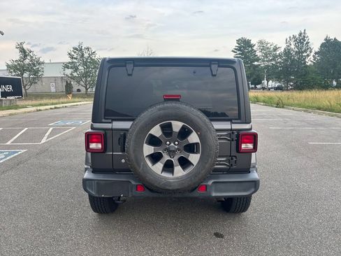 Used 2018 Jeep Wrangler Unlimited Sahara AWD/4WD image 6