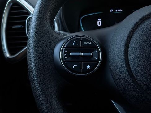 Used 2025 Kia Soul LX w/ LX Technology Package FWD image 33
