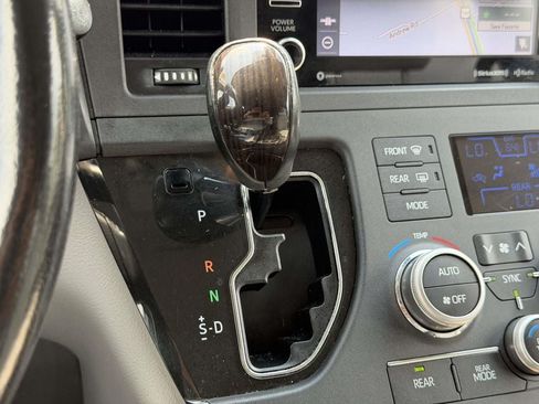 Used 2018 Toyota Sienna XLE Premium AWD/4WD image 6