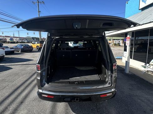 Used 2024 Jeep Wagoneer L Series III w/ Flexible Seating Group image 10