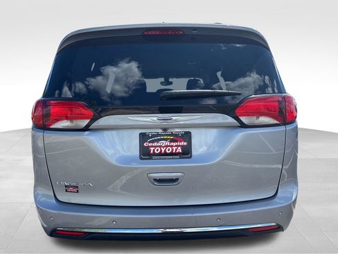 Used 2020 Chrysler Pacifica Touring-L FWD image 5