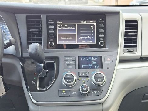Used 2020 Toyota Sienna L image 22