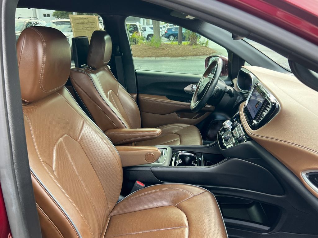 Used 2021 Chrysler Pacifica Limited w/ Uconnect Theater Family Group FWD image 29