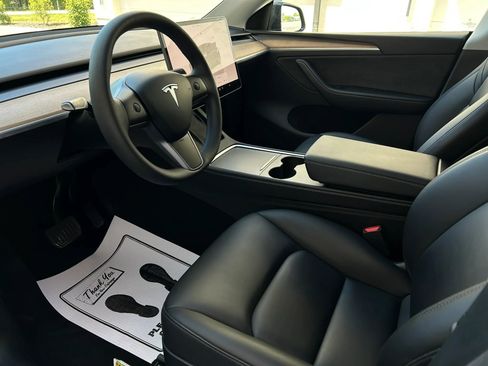 Used 2024 Tesla Model Y Long Range AWD/4WD image 6