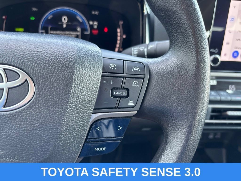 Used 2025 Toyota Camry LE FWD image 5