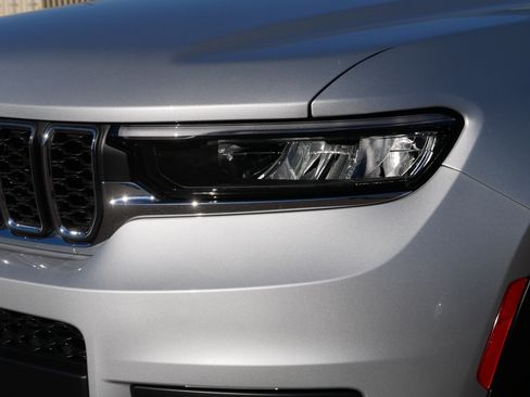 Used 2023 Jeep Grand Cherokee L Laredo w/ Luxury Tech Group I image 16