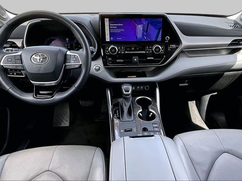 Used 2023 Toyota Highlander Limited FWD image 16