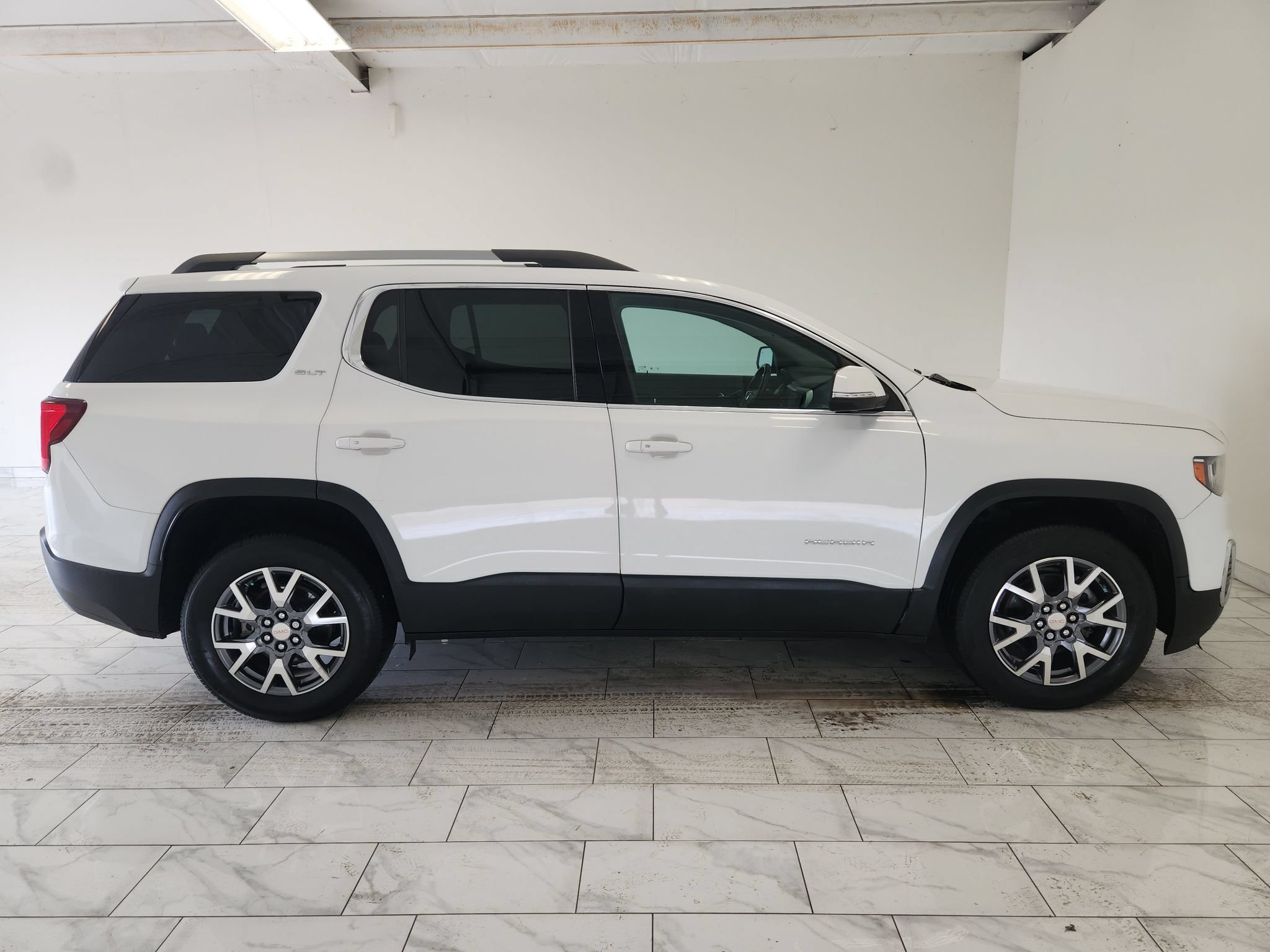 Used 2023 GMC Acadia SLT FWD image 4