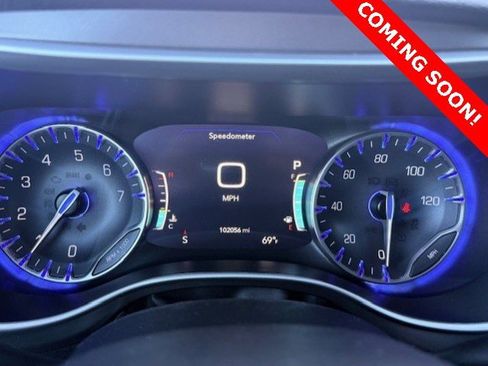 Used 2023 Chrysler Pacifica Touring-L image 5