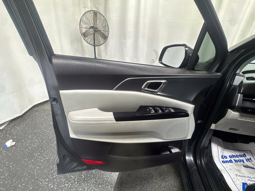 Used 2023 Kia Carnival LX FWD image 15