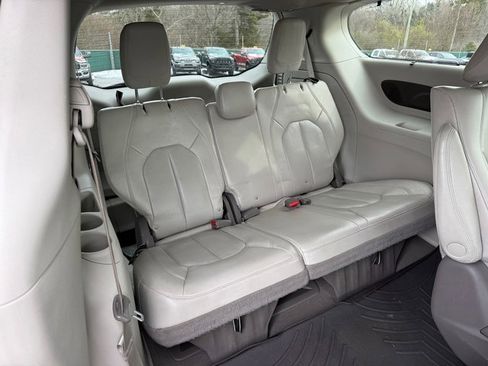 Used 2021 Chrysler Pacifica Touring-L image 20