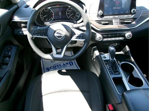 Used 2024 Nissan Altima 2.5 SV FWD image 11