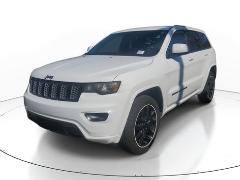 Used 2019 Jeep Grand Cherokee Altitude image 3