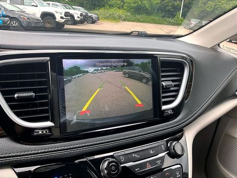 Used 2023 Chrysler Pacifica Limited FWD image 20