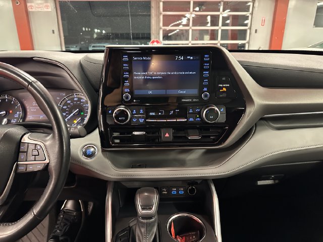 Used 2022 Toyota Highlander XLE AWD/4WD image 23