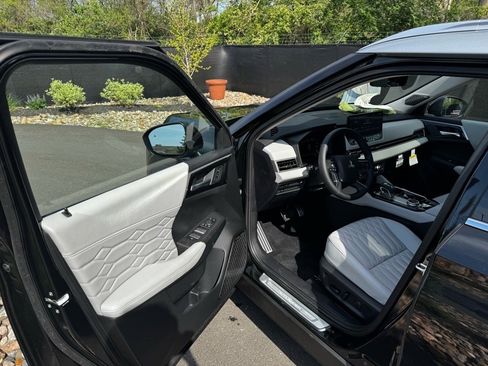 New 2025 Mitsubishi Outlander AWD image 24