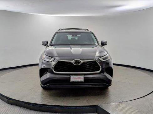 Used 2021 Toyota Highlander L image 12