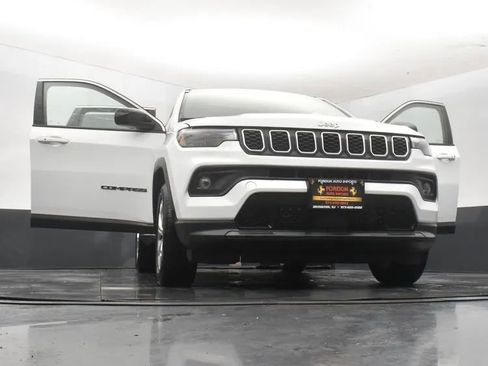 Used 2024 Jeep Compass Latitude image 11