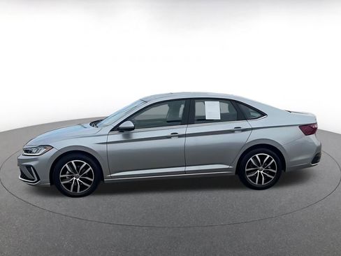 Used 2025 Volkswagen Jetta SE image 9
