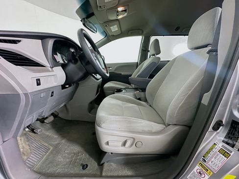 Used 2017 Toyota Sienna LE FWD image 13