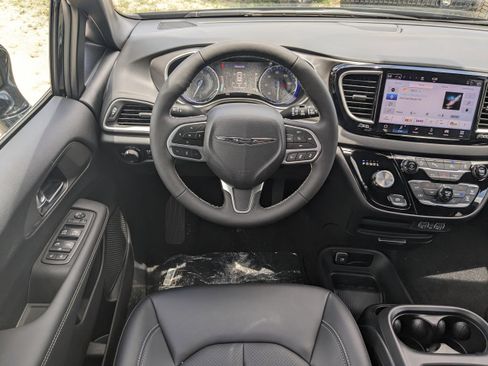 New 2025 Chrysler Voyager LX image 13