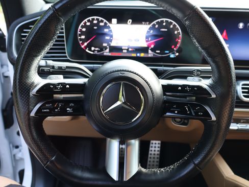 Used 2025 Mercedes-Benz GLS 580 4MATIC image 34
