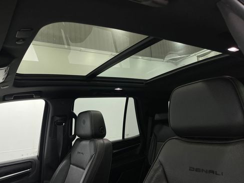 Used 2021 GMC Yukon Denali w/ Advanced Technology Package image 12