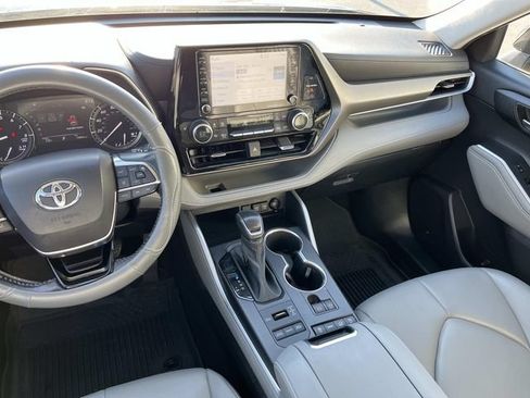 Used 2021 Toyota Highlander XLE AWD/4WD image 13