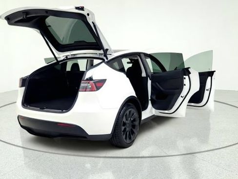 Used 2024 Tesla Model Y 2WD image 18