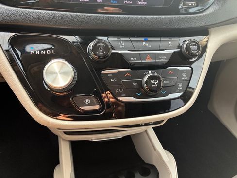 Used 2020 Chrysler Pacifica Touring FWD image 57