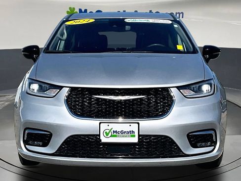 Used 2024 Chrysler Pacifica Touring-L FWD image 2