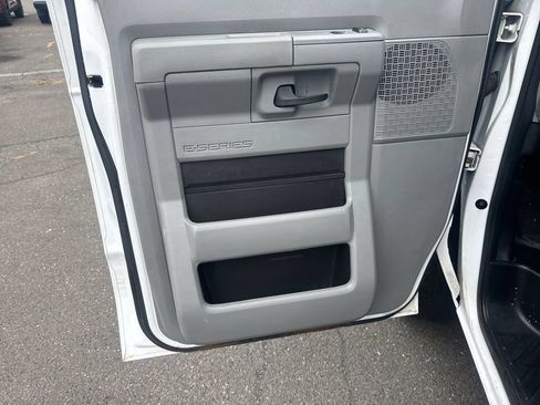 Used 2014 Ford E-250 and Econoline 250 Extended w/ Power Group RWD image 10