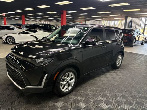 Used 2023 Kia Soul LX w/ LX Technology Package FWD image 6