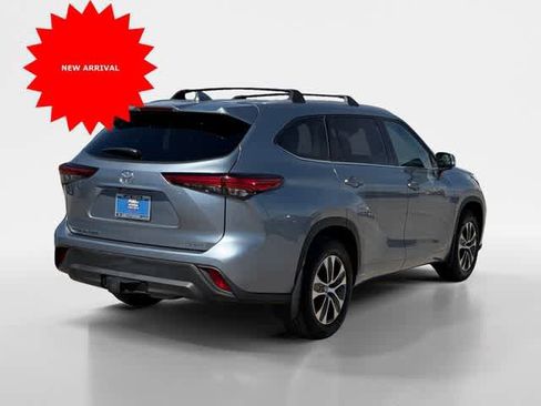 Used 2022 Toyota Highlander XLE image 5