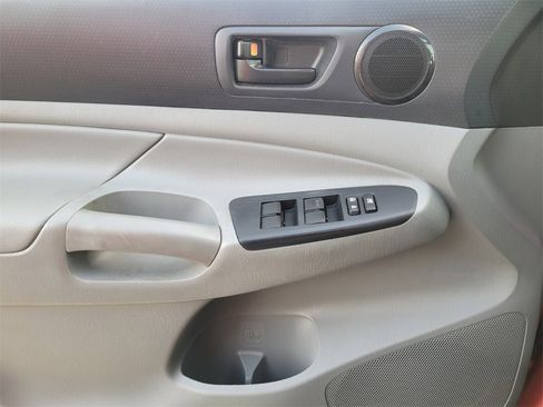 Used 2013 Toyota Tacoma Base image 22