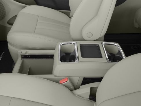 Used 2016 Chrysler Town & Country Touring FWD image 18