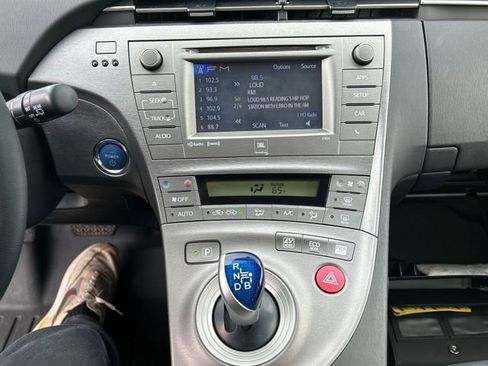 Used 2015 Toyota Prius Five image 16