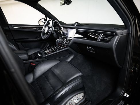 Certified 2024 Porsche Macan AWD/4WD image 28