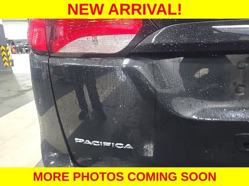 Used 2018 Chrysler Pacifica Touring-L FWD image 7