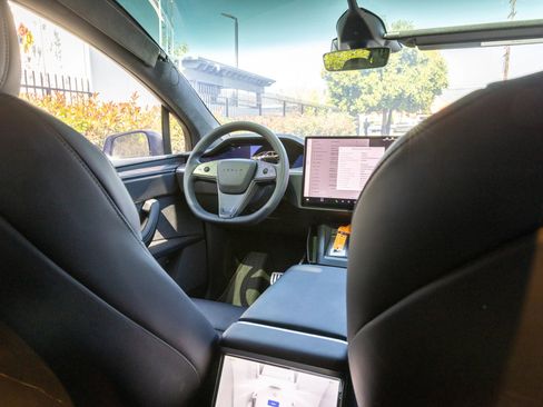 Used 2024 Tesla Model X image 30