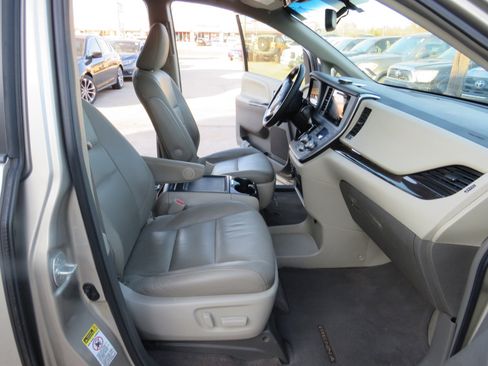 Used 2015 Toyota Sienna XLE image 26
