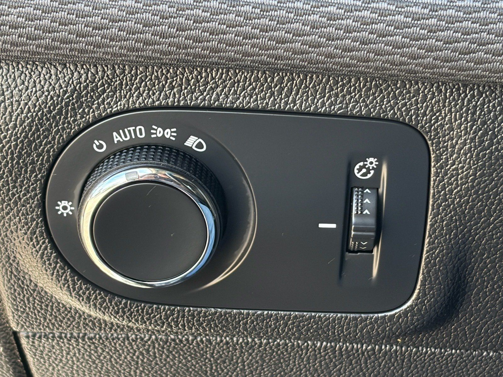 Used 2018 Chevrolet Cruze LT w/ Sun And Sound Package FWD image 19