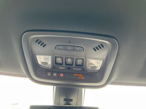 Used 2023 Chevrolet Traverse LT AWD/4WD image 18