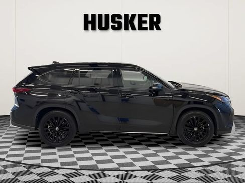 Used 2025 Toyota Highlander XSE AWD/4WD image 2