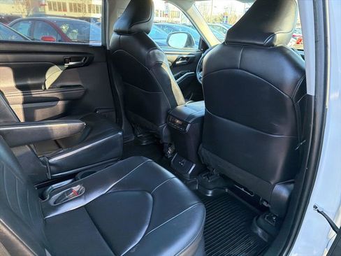 Used 2023 Toyota Highlander XLE image 11