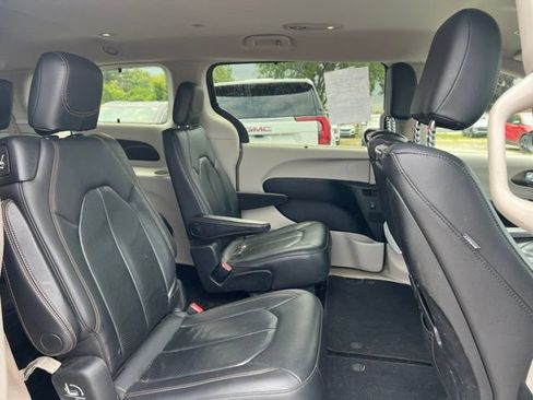 Used 2018 Chrysler Pacifica Touring-L Plus FWD image 11