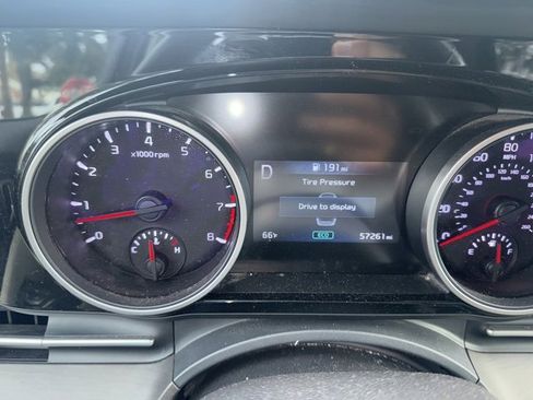 Used 2022 Kia Carnival EX image 9