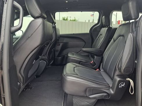 Used 2025 Chrysler Pacifica Select FWD image 15