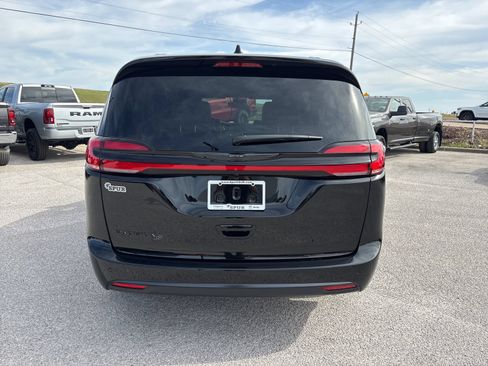 New 2026 Chrysler Pacifica Select w/ S Appearance Package FWD image 4